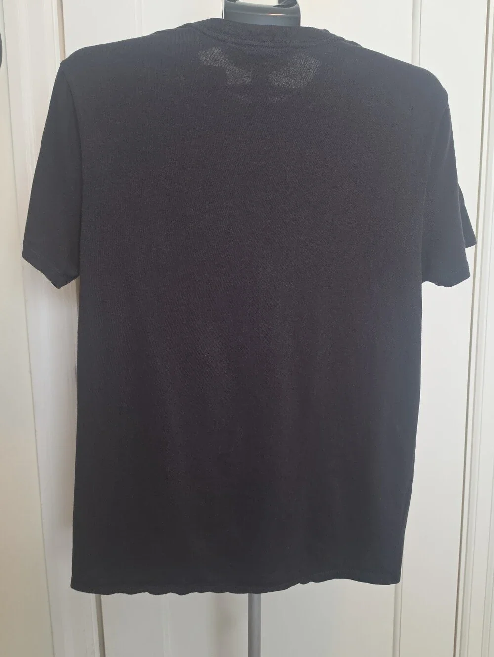 GUESS Black Short-Sleeve Crewneck Tee with Embroidered Dragon - Picture 2 of 5